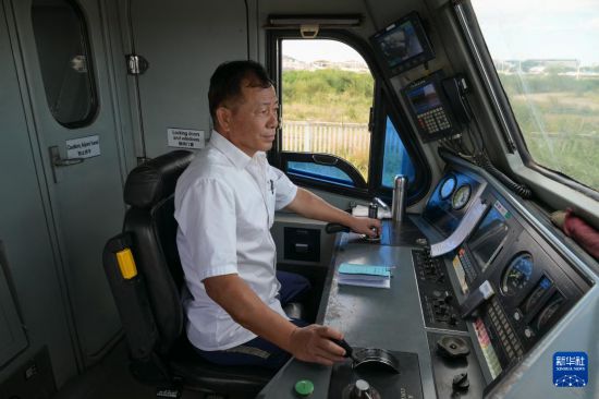 5月31日，在蒙內鐵路內羅畢站，機車駕駛員蔣立平在即將開往蒙巴薩的E2次列車上進行準備工作。新華社記者 楊光 攝