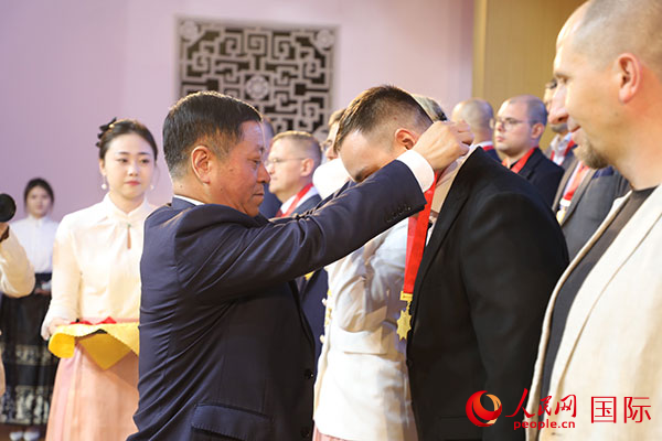 中國駐俄羅斯大使張漢暉為獲獎?wù)哳C獎。人民網(wǎng)記者 肖新新攝