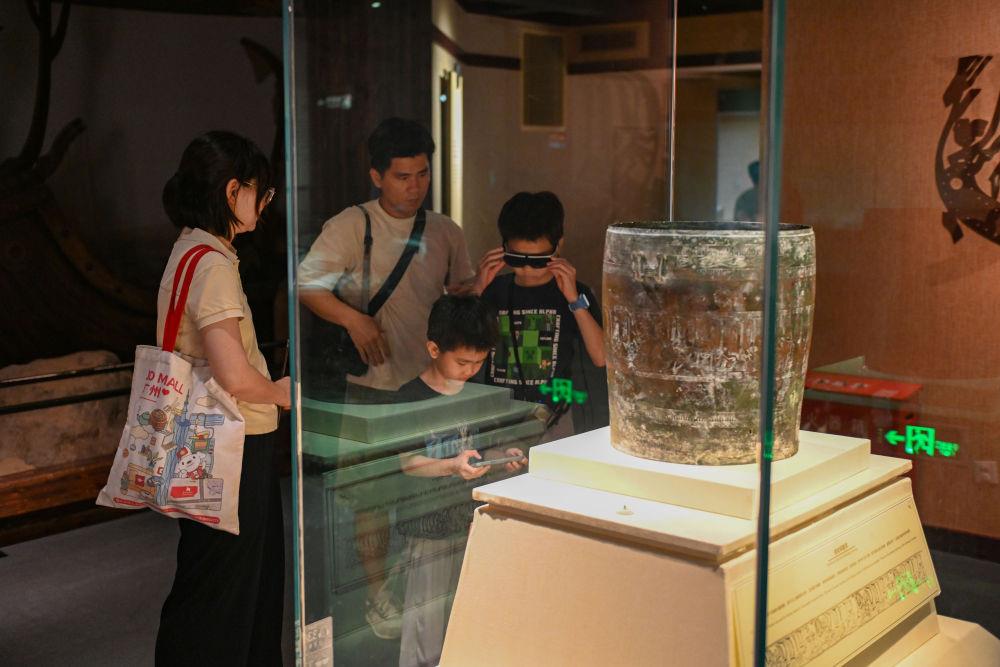 △2025年5月18日，游客在廣東廣州南越王博物院（王墓展區(qū)）體驗AR眼鏡智慧導覽服務(wù)。