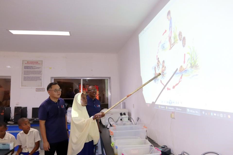 血吸蟲病健康教育講座。施亮攝