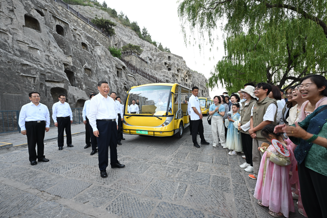 5月19日，習(xí)近平在洛陽龍門石窟考察時(shí)，同游客親切交流。