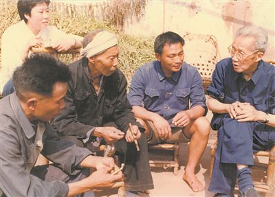 侯光炯（右一）和農(nóng)民在一起親切交流。 西南大學檔案館供圖