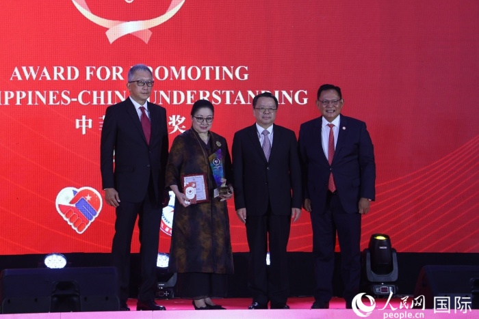 菲律賓前參議員許爾琦榮獲“終身成就獎”。人民網(wǎng)記者 樊帆攝